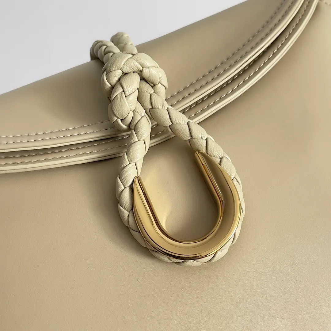 Batch 1520 Inspired by the 1970s, the Bottega Veneta women's logo shoulder bag has a smooth leather surface that brings a clean and handsome feel, just like the neatness and tenacity of a working woman. The front buckle has high-quality hardware pendant body, the overall retro elegance, and the excellent leather feels soft. This Bottega Veneta series can be described as beautiful, weakening the complexity of the outfit, not competing for it, and only using the best quality to interpret itself. Style number: 806030 (small size) Size: 27*16*6cm